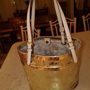 ichael Kors Jet Set Grab Bag MK Logo Mirror Metall